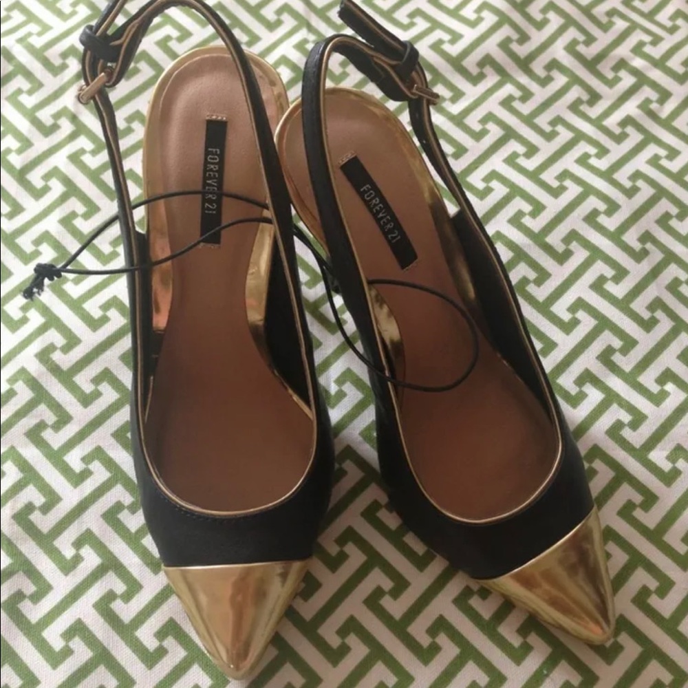 Forever 21 womens shoes NWT Cap Toe Heels ~ Gold & Black ~ Sz 6